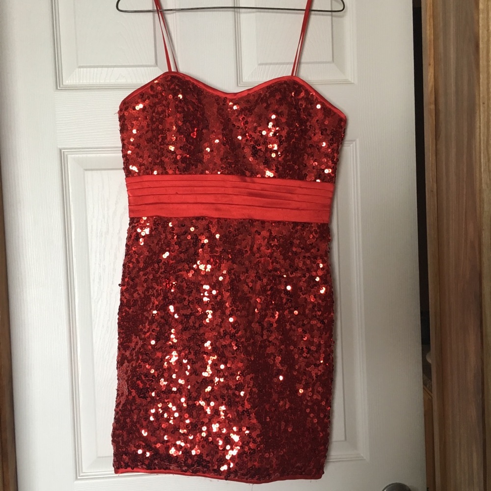 Red sequence dress - Picture 2 of 3